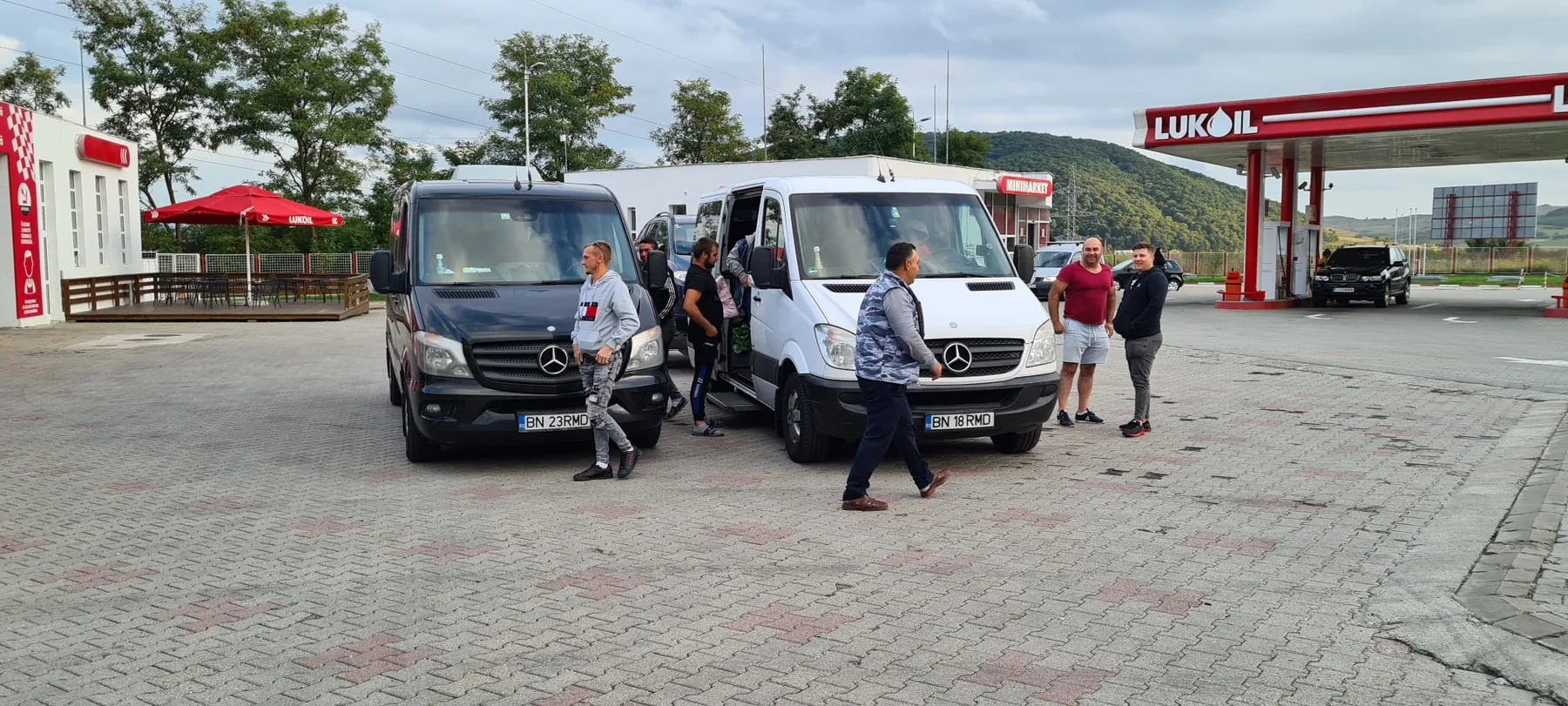 Microbuzele RMD Transporter în drum spre Germania, într-o oprire pe traseu