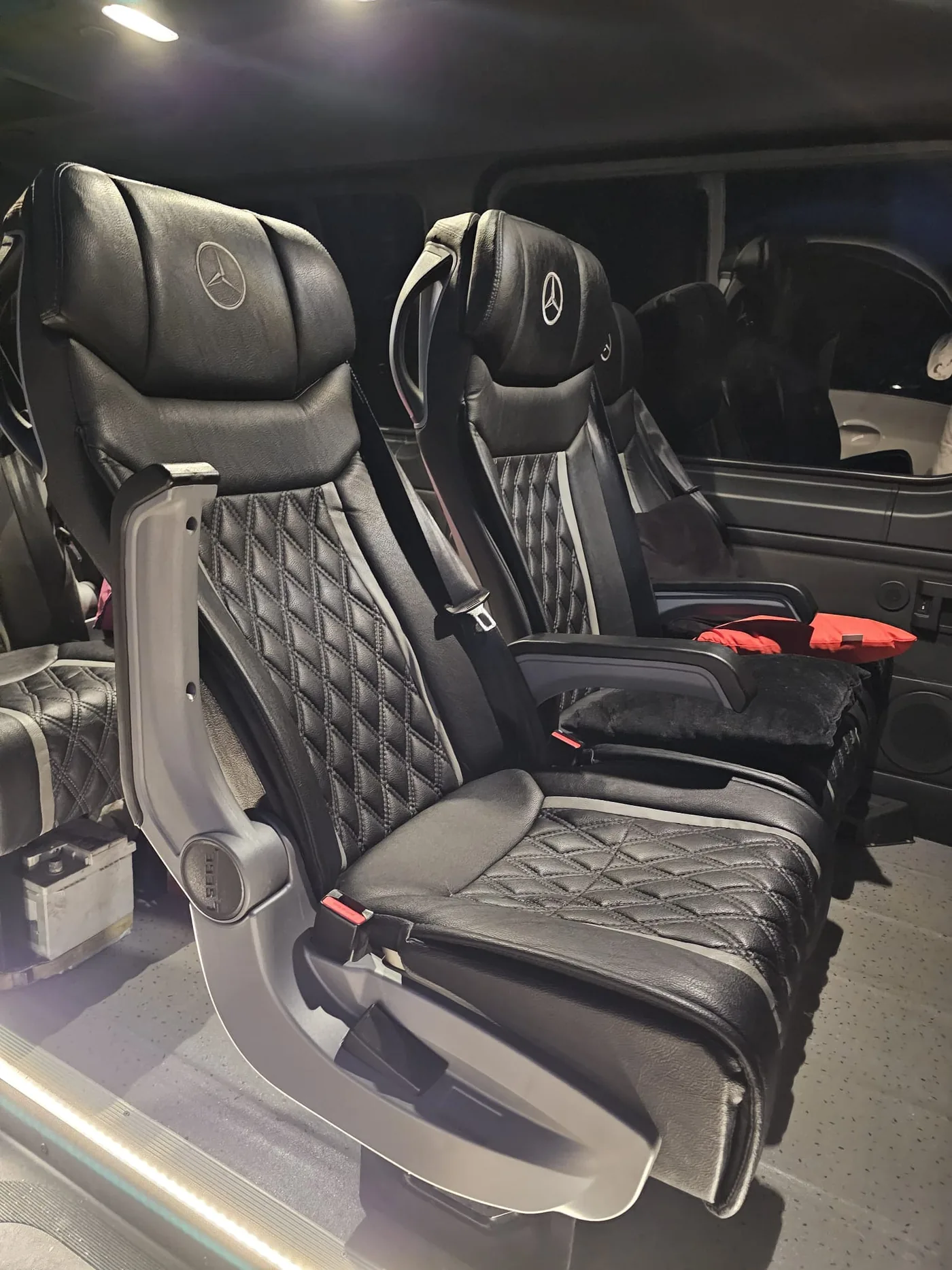 Interiorul unui microbuz Mercedes Sprinter de pasageri folosit de RMD Transporter