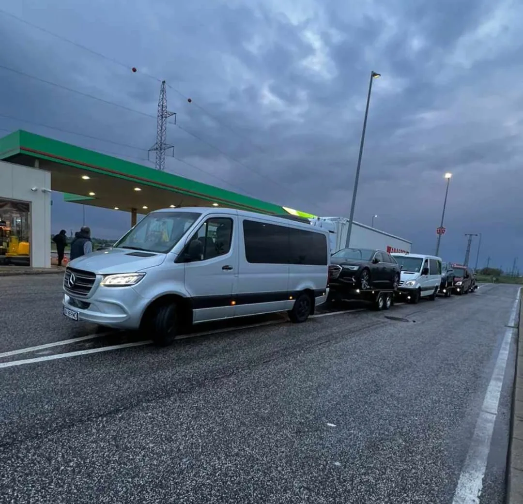 Autoturism transportat pe platformă de RMD Transporter, în drum spre România